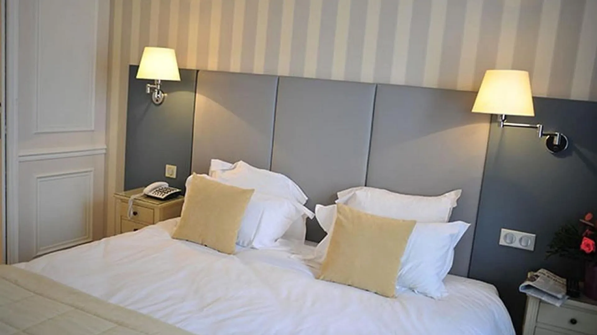 De L'universite Hotel Paryż