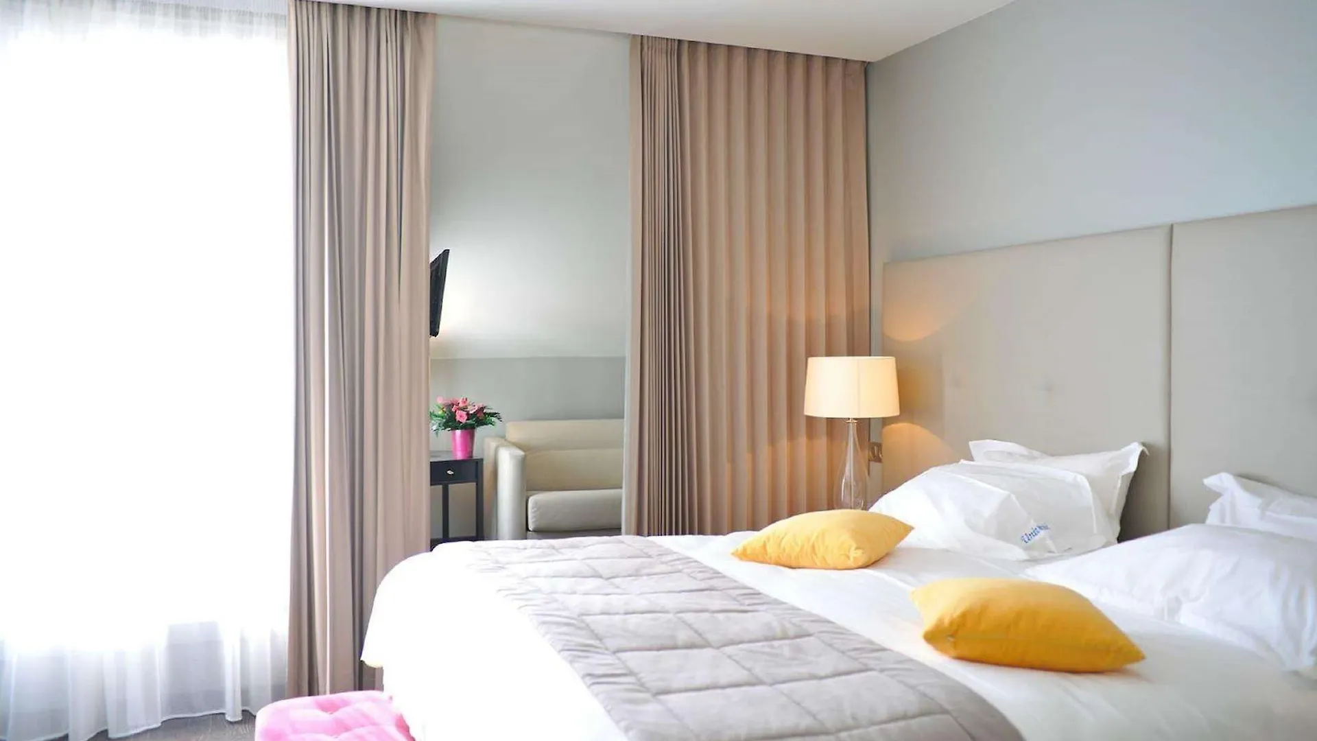 Hotel De L'universite 3*